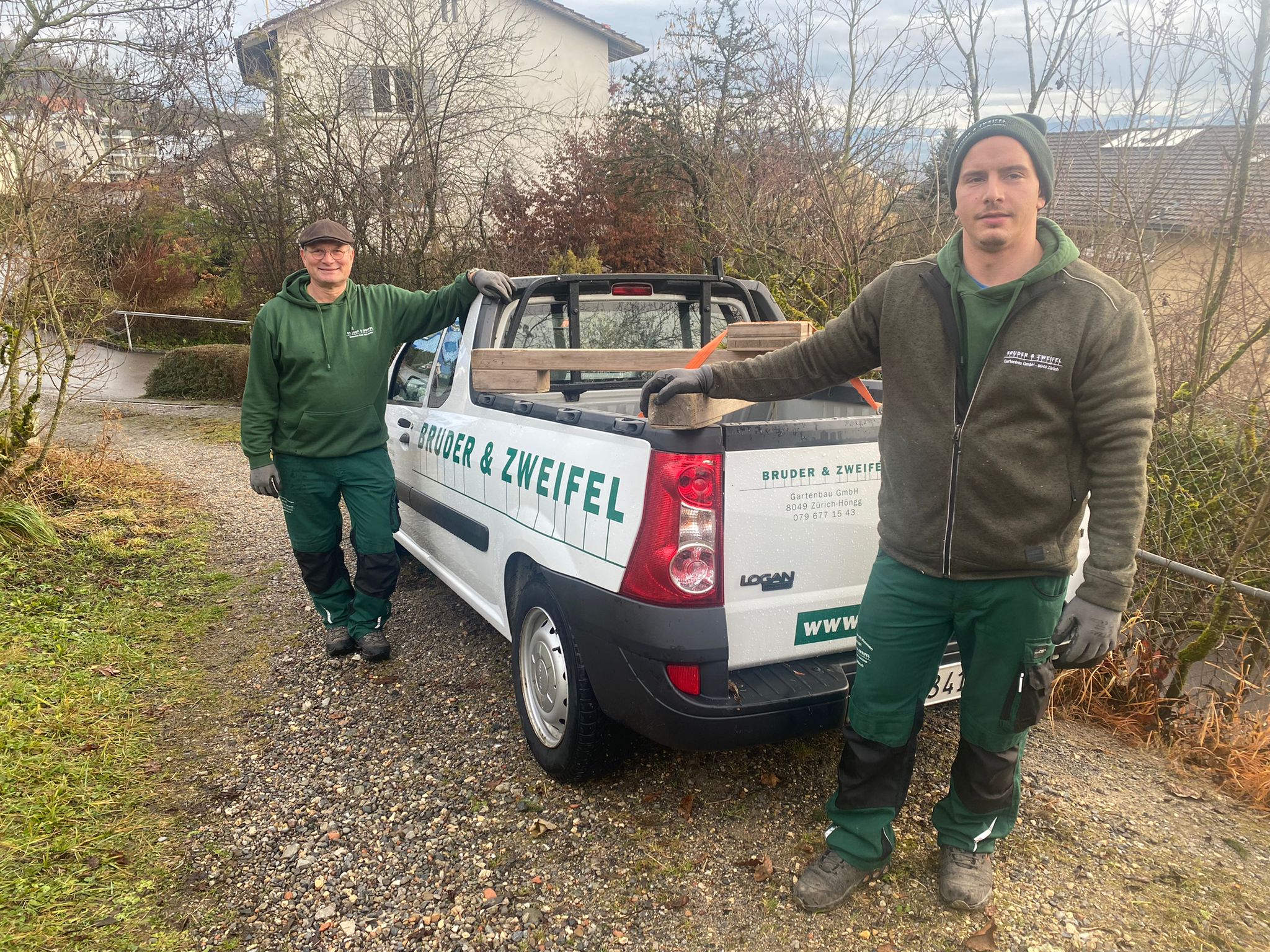 Das Team von Bruder & Zweifel Gartenbau vor dem Firmenfahrzeug